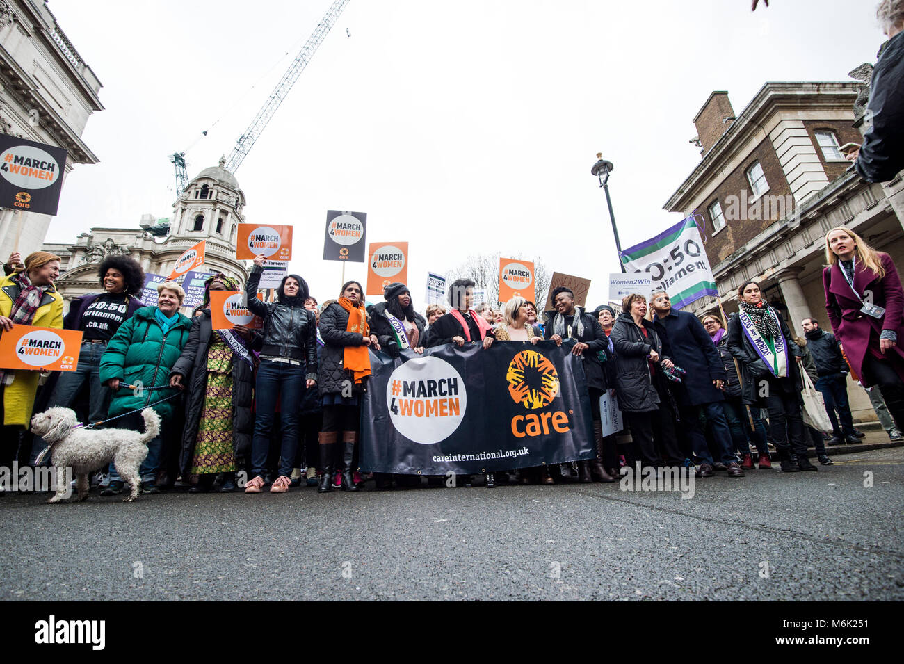 Londres, Royaume-Uni. 4e Mar, 2018. Des banderoles et des pancartes en cours par les participants de la marche.London célèbre la marche des femmes pour la journée internationale de la femme le 8 mars prochain. En plus de 100 ans ont été célébrés depuis le vote a été remporté pour les femmes en Angleterre. Credit : B-3149.jpg Rouco SOPA/Images/ZUMA/Alamy Fil Live News Banque D'Images