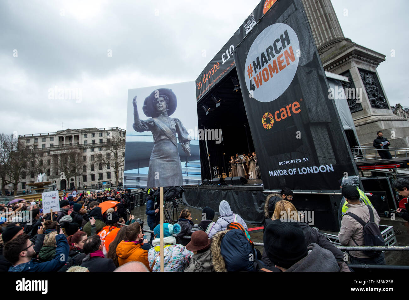 Londres, Royaume-Uni. 4e Mar, 2018. Des pancartes et des banderoles vu pendant la marche.London célèbre la marche des femmes pour la journée internationale de la femme le 8 mars prochain. En plus de 100 ans ont été célébrés depuis le vote a été remporté pour les femmes en Angleterre. Credit : B Rouco 920-5120.jpg Images/SOPA/ZUMA/Alamy Fil Live News Banque D'Images