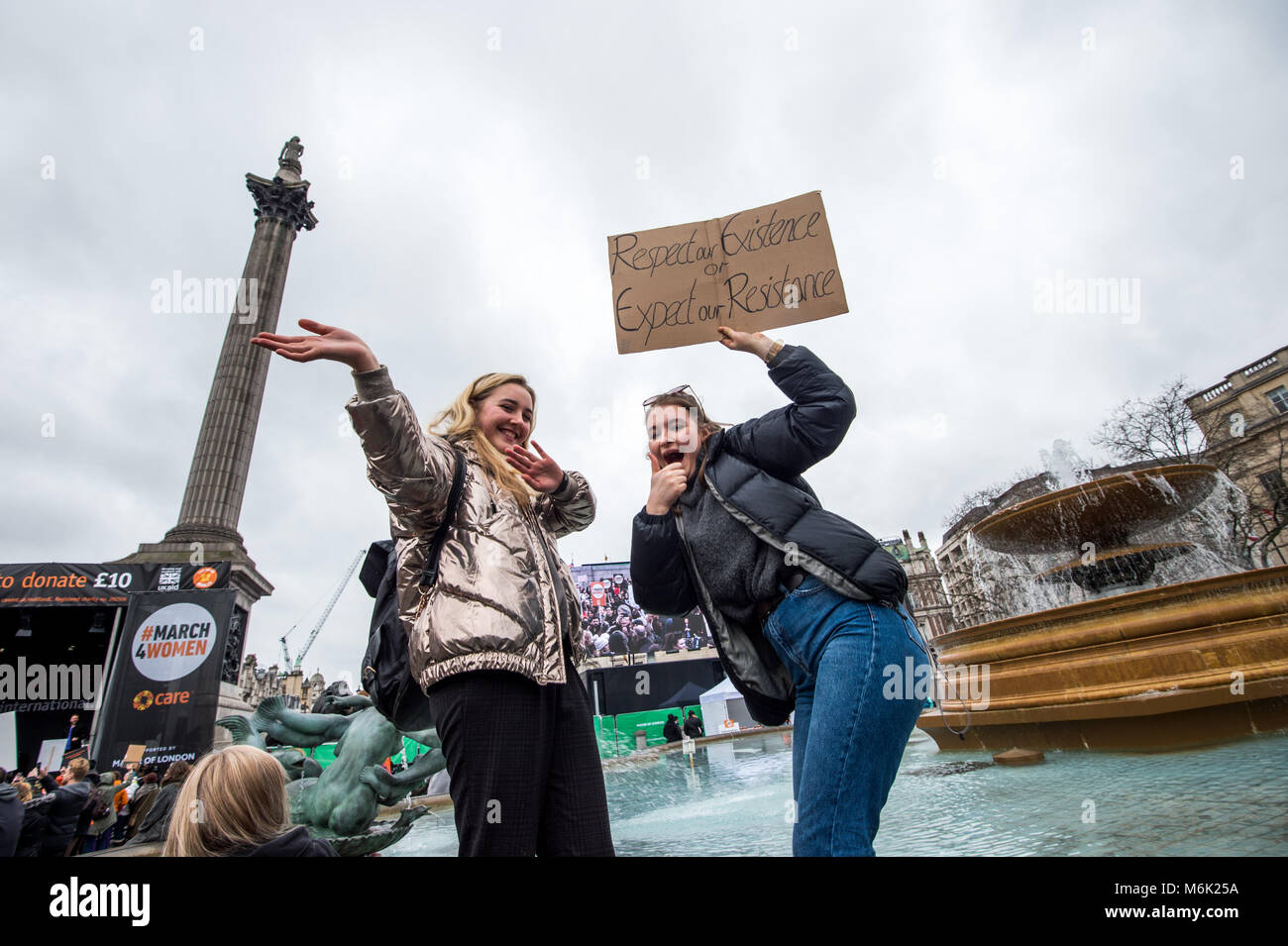 Londres, Royaume-Uni. 4e Mar, 2018. Les participantes ont vu ce qui pose pour la photo au cours de la marche.London célèbre la marche des femmes pour la journée internationale de la femme le 8 mars prochain. En plus de 100 ans ont été célébrés depuis le vote a été remporté pour les femmes en Angleterre. Credit : B-3214.jpg Rouco SOPA/Images/ZUMA/Alamy Fil Live News Banque D'Images