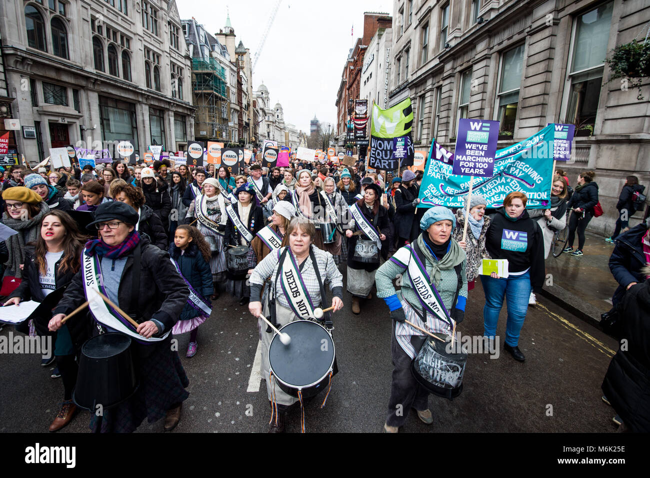 Londres, Royaume-Uni. 4e Mar, 2018. Les participants ont vu marcher dans le centre de Londres.London célèbre la marche des femmes pour la journée internationale de la femme le 8 mars prochain. En plus de 100 ans ont été célébrés depuis le vote a été remporté pour les femmes en Angleterre. Credit : B-3197.jpg Rouco SOPA/Images/ZUMA/Alamy Fil Live News Banque D'Images