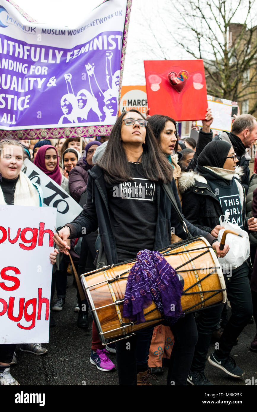 Londres, Royaume-Uni. 4e Mar, 2018. Une participante vu avec son tambour pendant le mois de mars.London célèbre la marche des femmes pour la journée internationale de la femme le 8 mars prochain. En plus de 100 ans ont été célébrés depuis le vote a été remporté pour les femmes en Angleterre. Credit : B-3152.jpg Rouco SOPA/Images/ZUMA/Alamy Fil Live News Banque D'Images