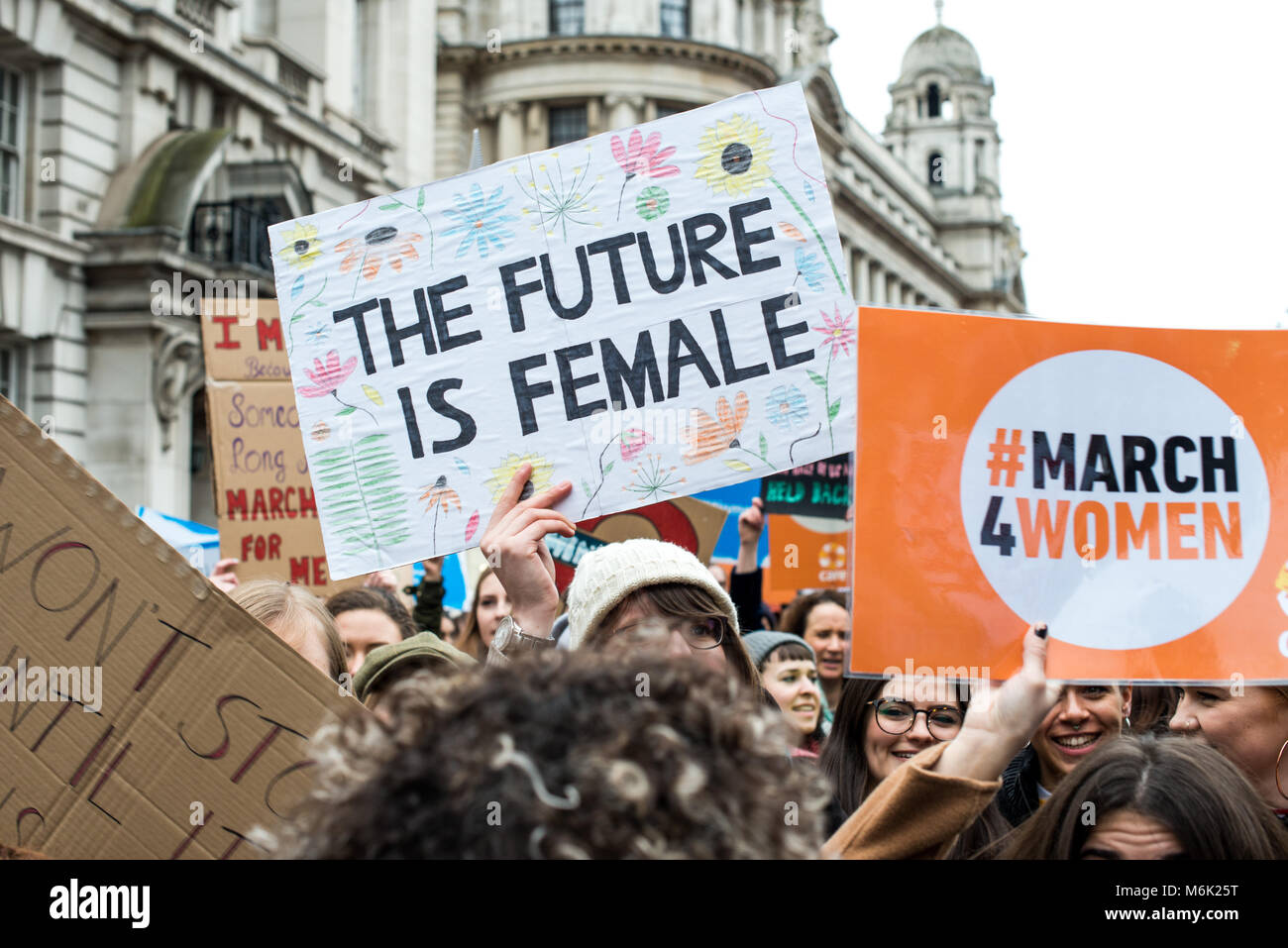Londres, Royaume-Uni. 4e Mar, 2018. Des pancartes sont affichées pendant le mois de mars. Londres célèbre la marche des femmes pour la journée internationale de la femme le 8 mars prochain. En plus de 100 ans ont été célébrés depuis le vote a été remporté pour les femmes en Angleterre. Credit : B Rouco-3161.jpg Images/SOPA/ZUMA/Alamy Fil Live News Banque D'Images
