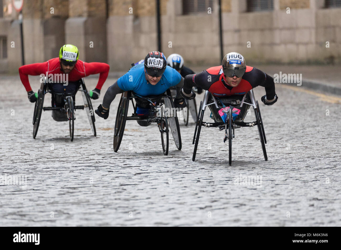 Londres, Royaume-Uni. 4 mars 2018. Des athlètes en fauteuil roulant sur les rues pavées à Wapping à l'approche de la mi-chemin de la grande vitalité 2018 Demi-marathon. Credit : Vickie Flores/Alamy Live News Banque D'Images