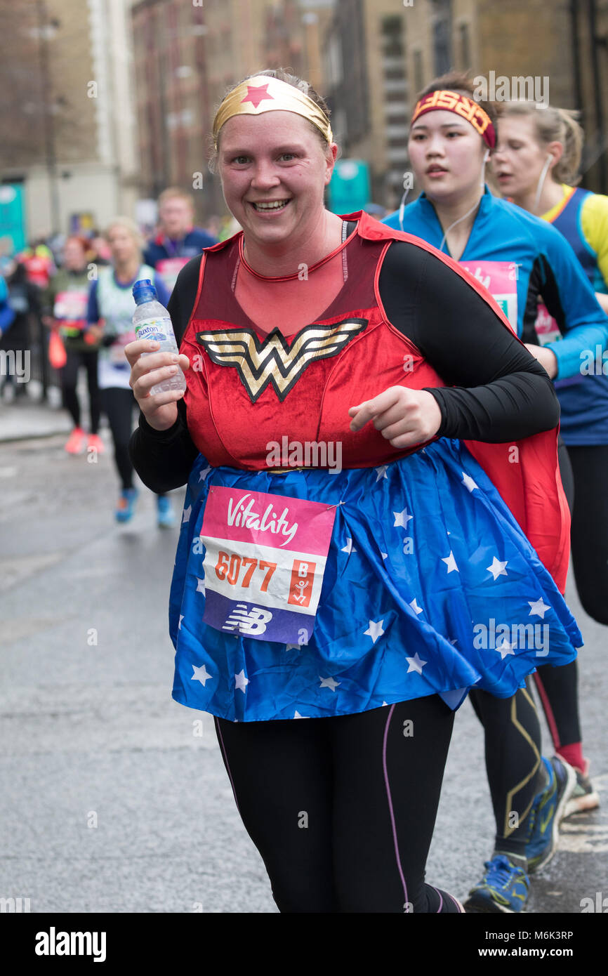 Londres, Royaume-Uni. 4 mars 2018. Fancy dress runner comme Wonder Woman in Wapping comme elle s'approche de la mi-chemin de la grande vitalité 2018 Demi-marathon. Credit : Vickie Flores/Alamy Live News Banque D'Images