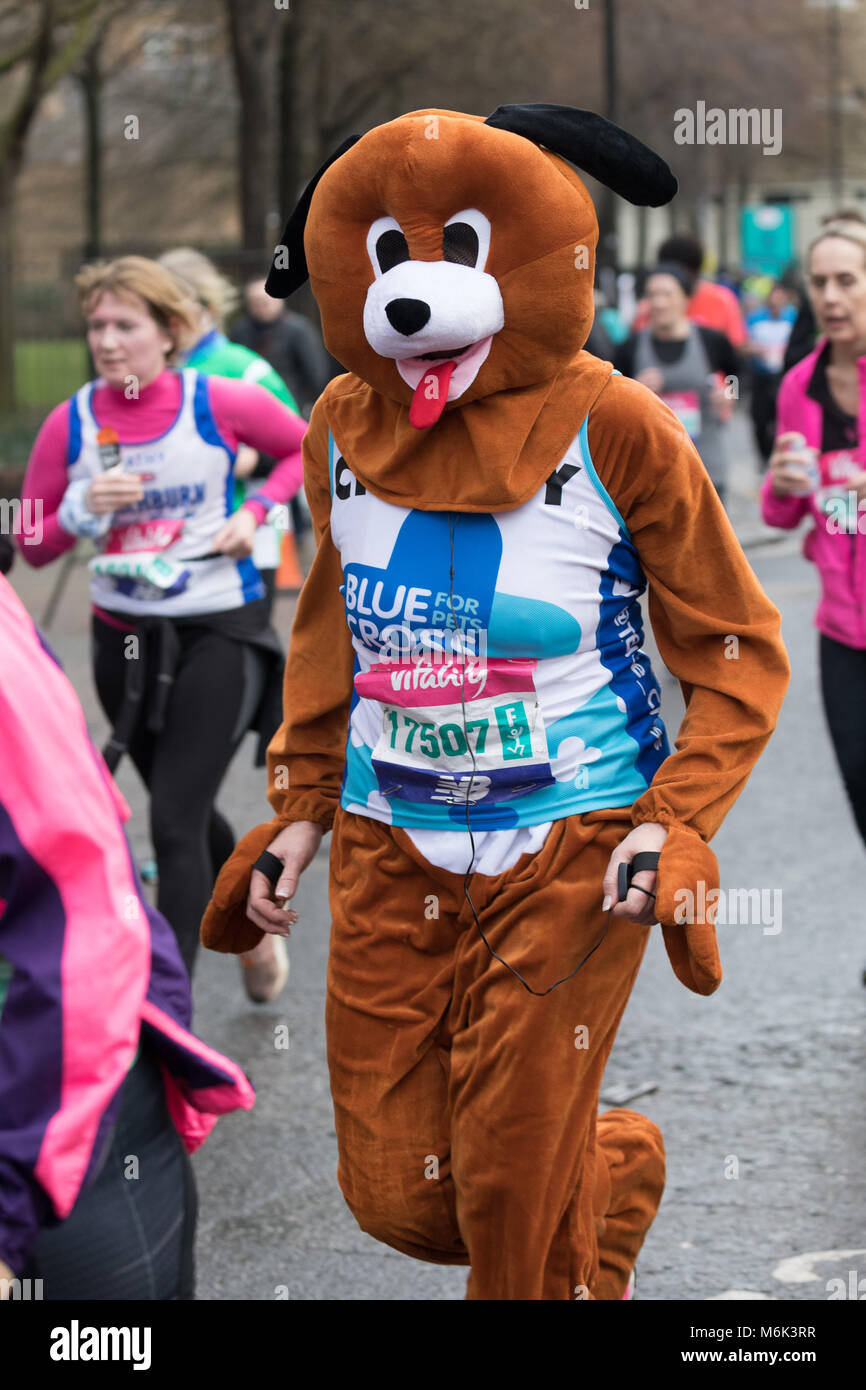 Londres, Royaume-Uni. 4 mars 2018. Fancy dress runner comme un chien à Wapping lorsqu'il s'approche de la mi-chemin de la grande vitalité 2018 Demi-marathon. Credit : Vickie Flores/Alamy Live News Banque D'Images