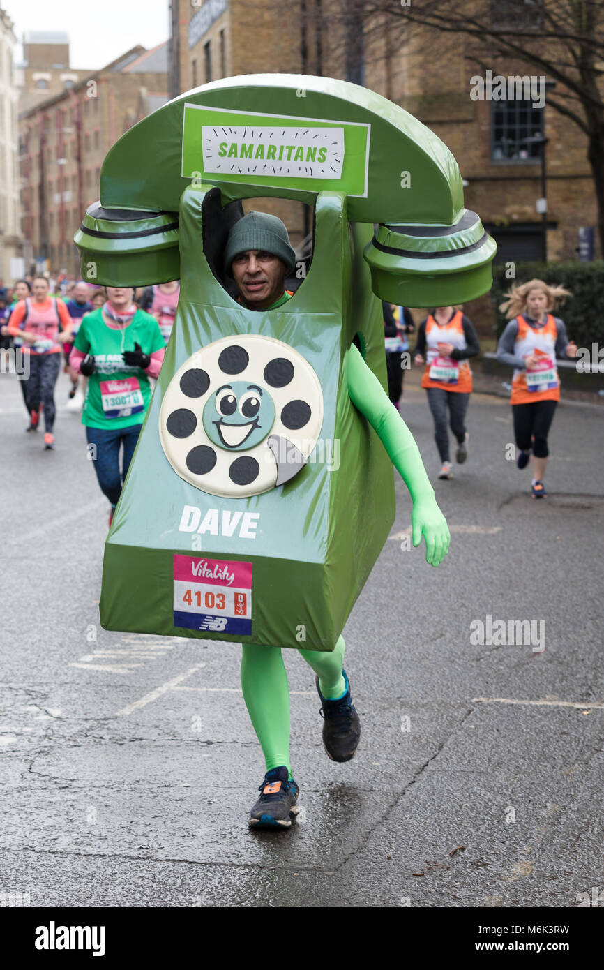 Londres, Royaume-Uni. 4 mars 2018. Fancy dress runner comme une cabine téléphonique dans la région de Wapping lorsqu'il s'approche de la mi-chemin de la grande vitalité 2018 Demi-marathon. Credit : Vickie Flores/Alamy Live News Banque D'Images