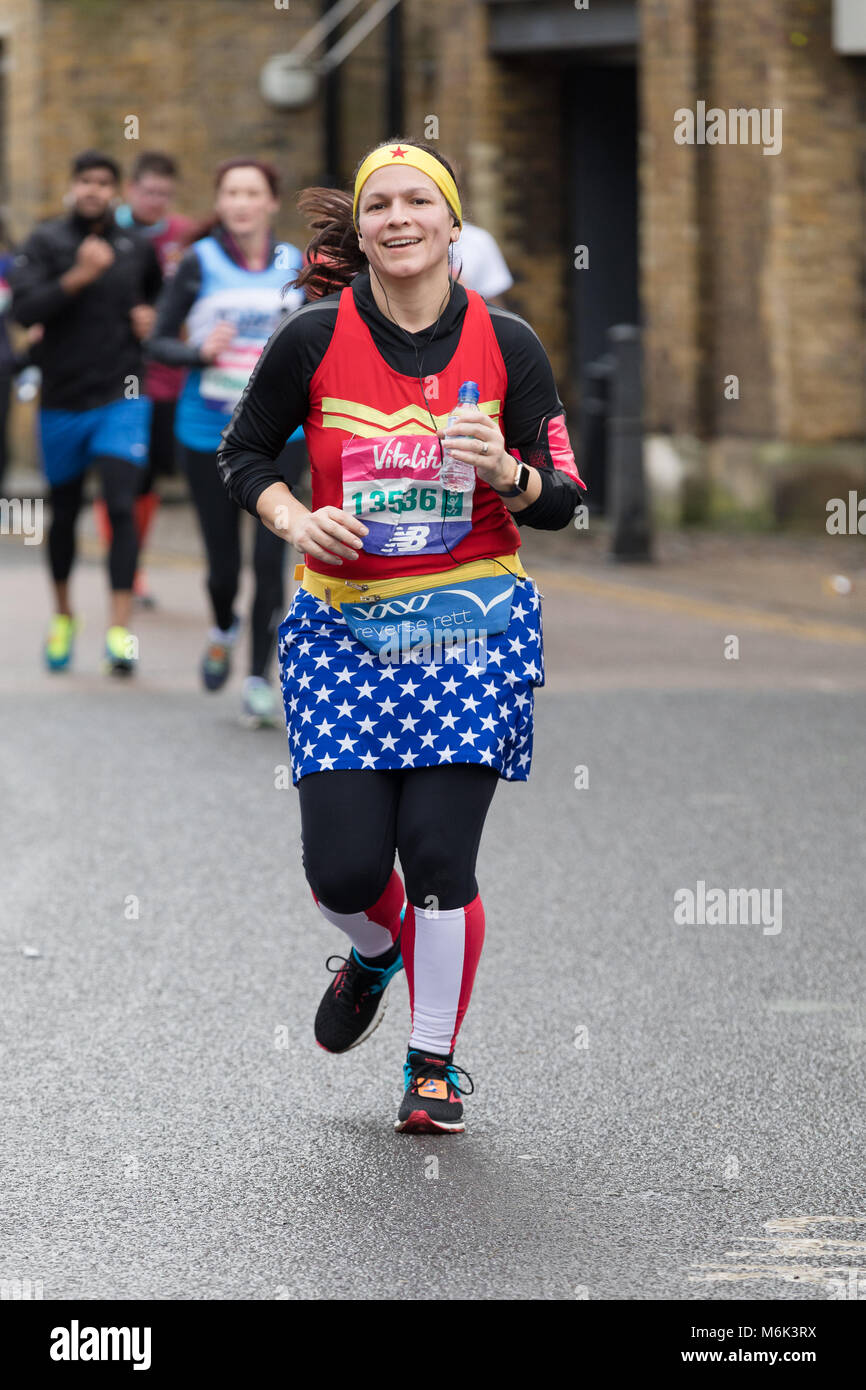 Londres, Royaume-Uni. 4 mars 2018. Fancy dress runner comme Wonder Woman in Wapping comme elle s'approche de la mi-chemin de la grande vitalité 2018 Demi-marathon. Credit : Vickie Flores/Alamy Live News Banque D'Images