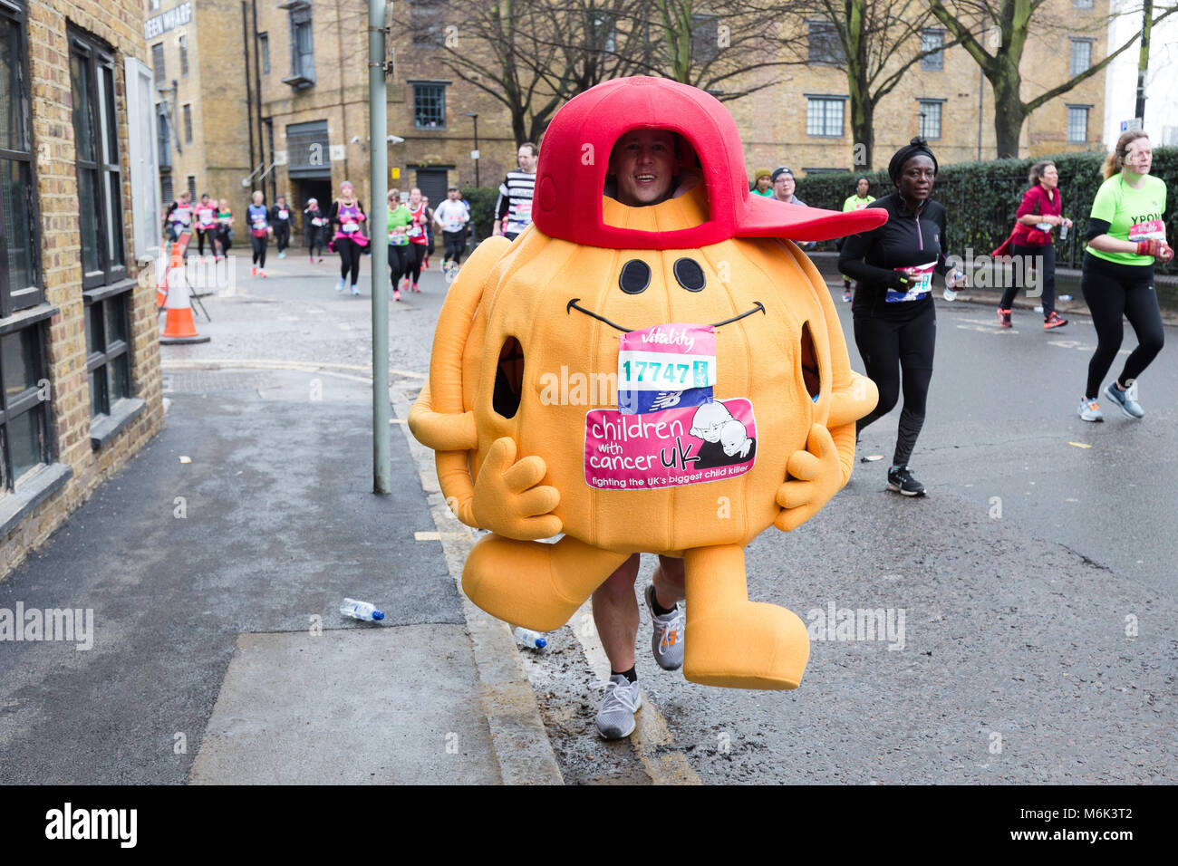 Londres, Royaume-Uni. 4 mars 2018. Fancy dress runner dans Wapping lorsqu'il s'approche de la mi-chemin de la grande vitalité 2018 Demi-marathon. Credit : Vickie Flores/Alamy Live News Banque D'Images