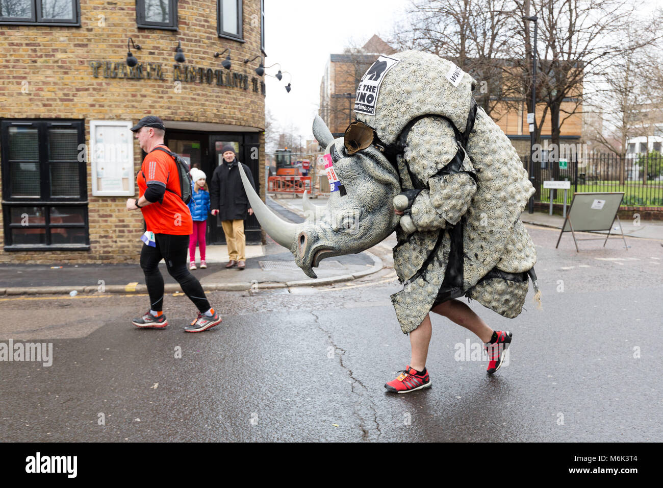 Londres, Royaume-Uni. 4 mars 2018. Fancy dress runner comme un rhinocéros dans Wapping lorsqu'il s'approche de la mi-chemin de la grande vitalité 2018 Demi-marathon. Credit : Vickie Flores/Alamy Live News Banque D'Images