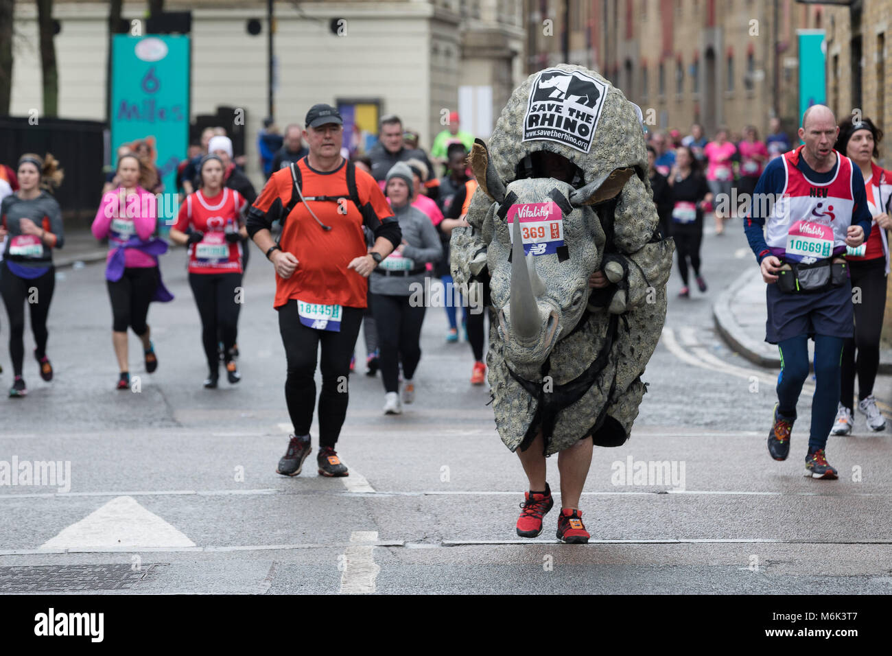Londres, Royaume-Uni. 4 mars 2018. Fancy dress runner comme un rhinocéros dans Wapping lorsqu'il s'approche de la mi-chemin de la grande vitalité 2018 Demi-marathon. Credit : Vickie Flores/Alamy Live News Banque D'Images