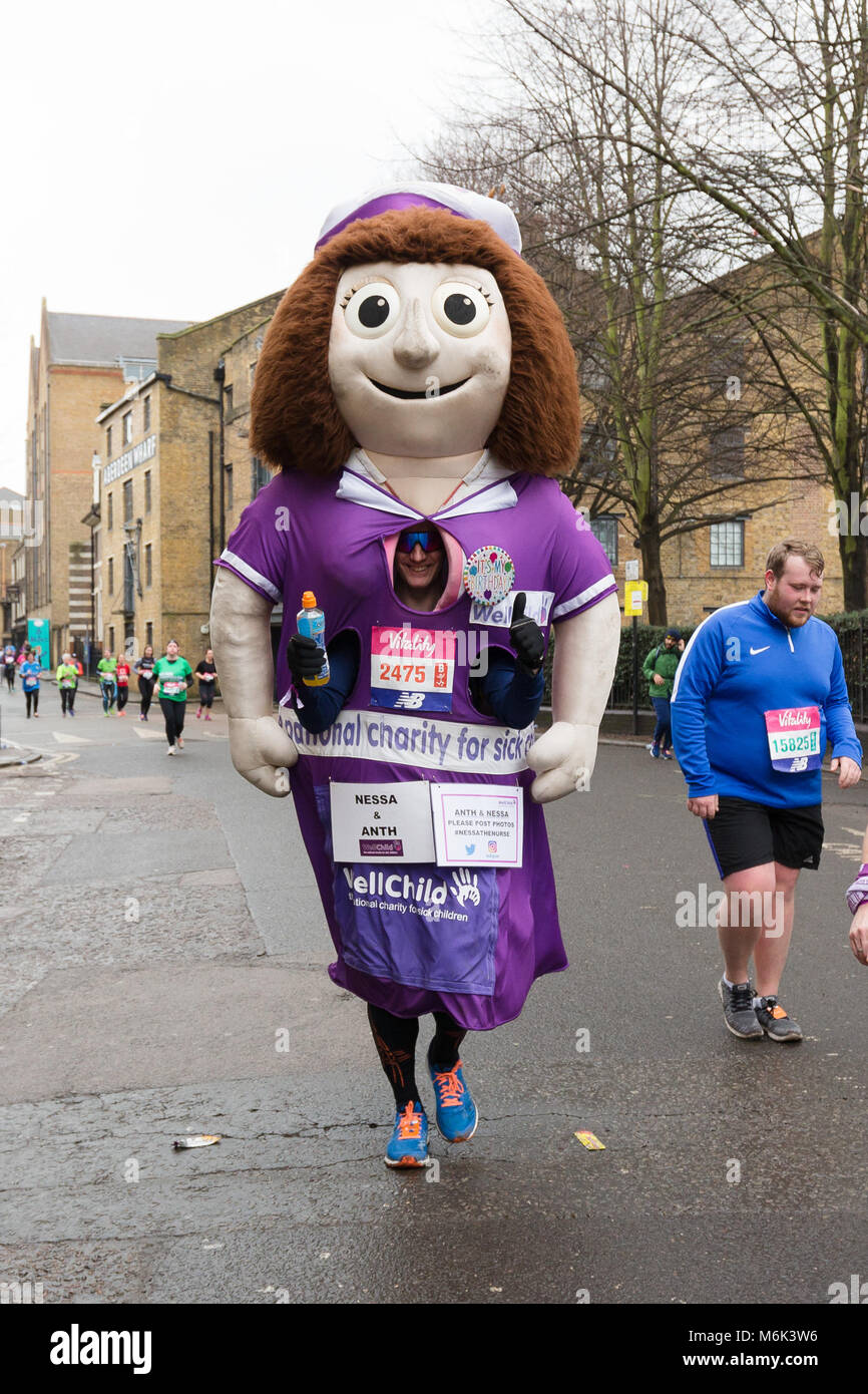 Londres, Royaume-Uni. 4 mars 2018. Fancy dress runner comme un gigantesque poupée dans Wapping comme elle s'approche de la mi-chemin de la grande vitalité 2018 Demi-marathon. Credit : Vickie Flores/Alamy Live News Banque D'Images