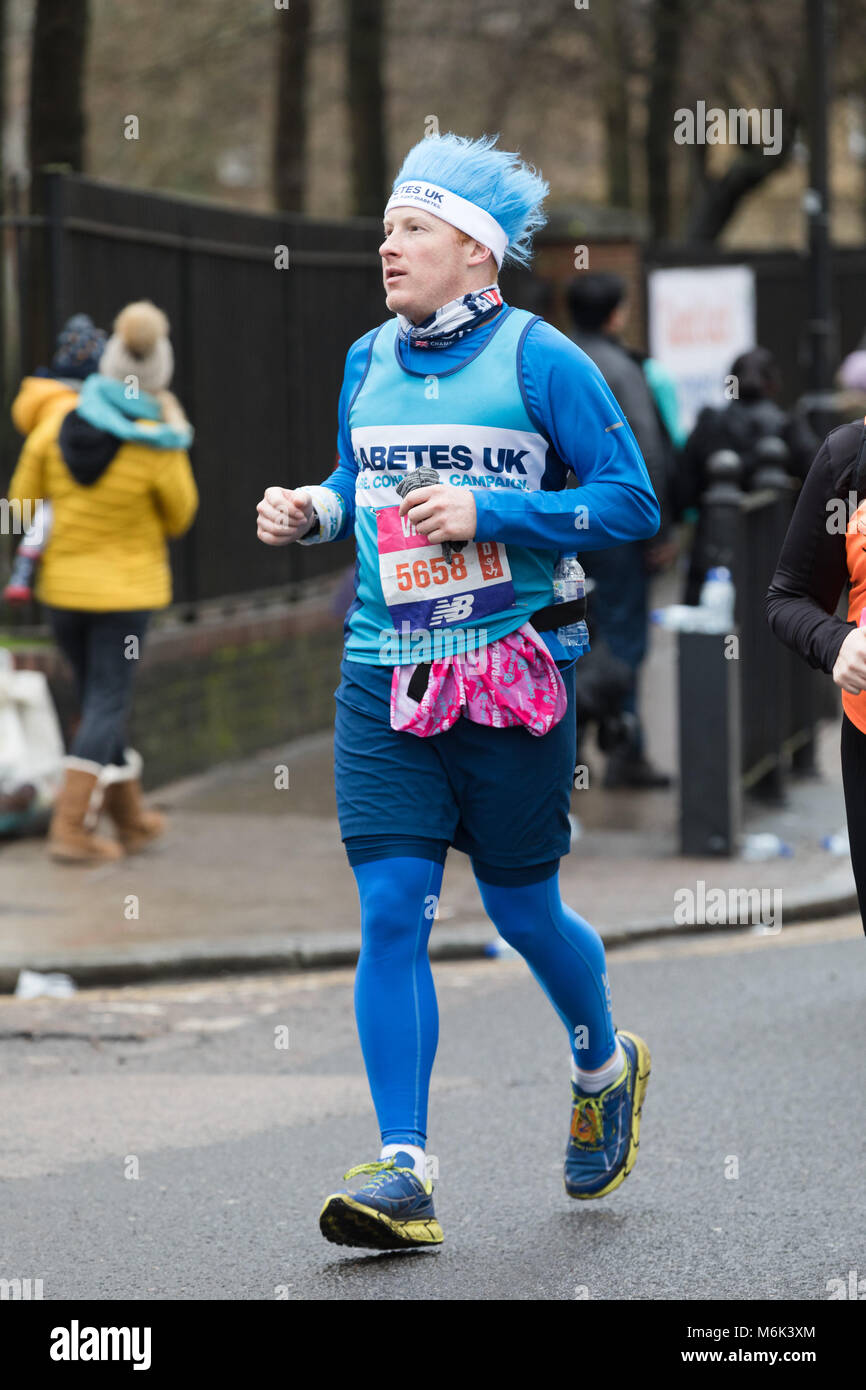 Londres, Royaume-Uni. 4 mars 2018. Fancy dress runner dans Wapping lorsqu'il s'approche de la mi-chemin de la grande vitalité 2018 Demi-marathon. Credit : Vickie Flores/Alamy Live News Banque D'Images