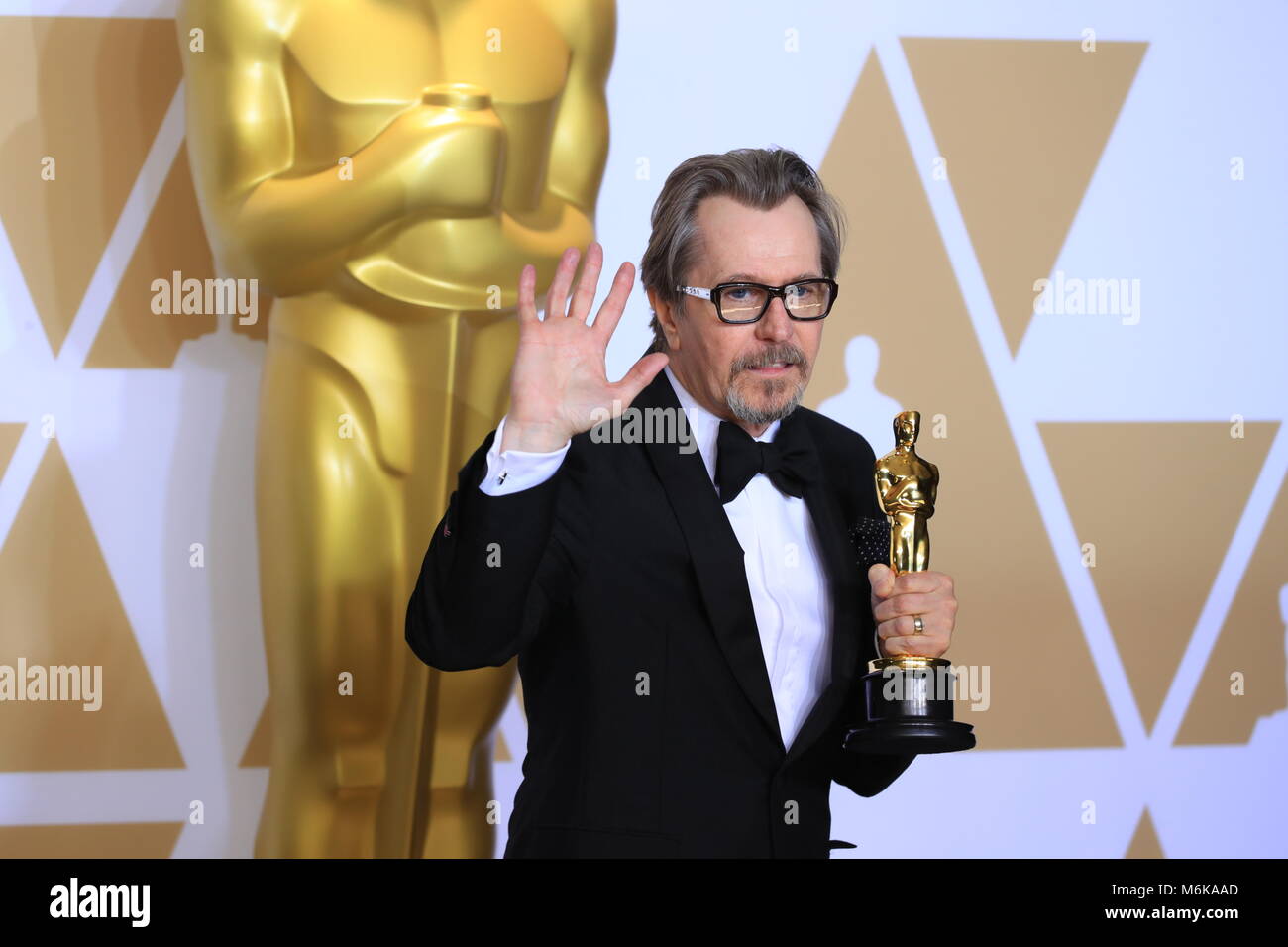 Los Angeles, USA. 4e Mar, 2018. Gary Oldman acteur pose après avoir remporté le prix du meilleur acteur pour 'Darkest" à 24h Salle de presse de la 90e Academy Awards au Dolby Theatre de Los Angeles, États-Unis, le 4 mars 2018. Crédit : Li Ying/Xinhua/Alamy Live News Banque D'Images