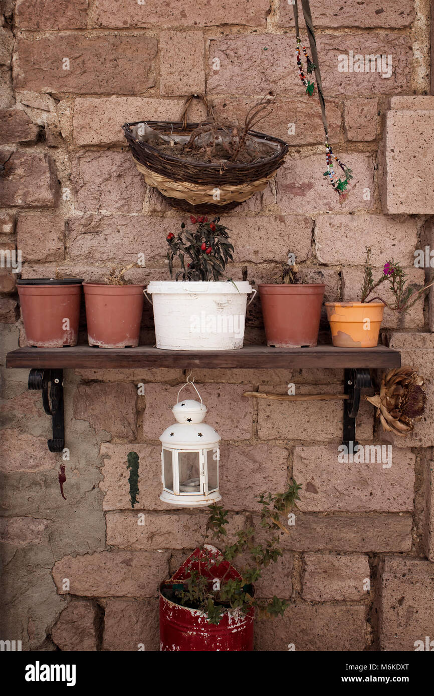 Vue d'objets de décoration et les pots de fleurs sur le mur de pierre dans l'île de Cunda Alibey (). Banque D'Images