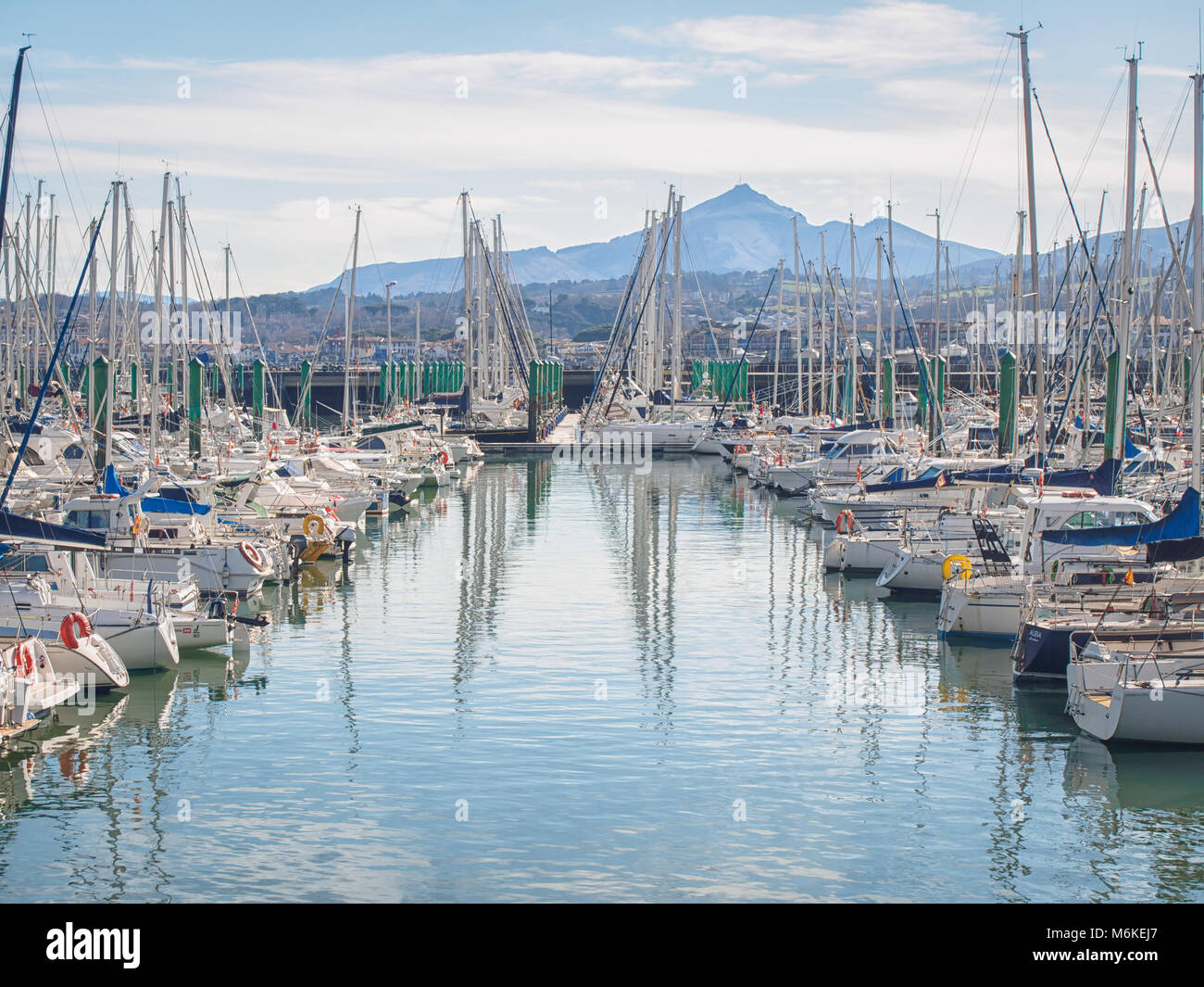 Yachts dans la baie de Fontarabie, Pays Basque, Espagne Banque D'Images