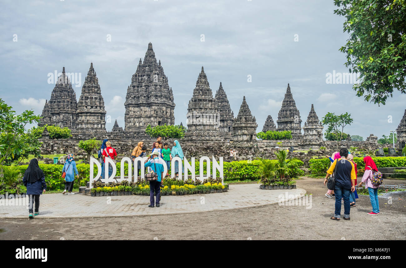 L'Indonésie, Central Java, photo oportunity à mi-9e siècle Temple Hindou de Prambanan Banque D'Images