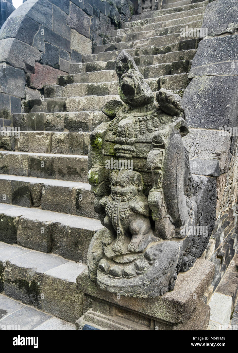 L'Indonésie, Java central, gardien chiffres à l'ascension de la temple de Shiva dans le milieu 21ème siècle Temple Hindou de Prambanan complex Banque D'Images