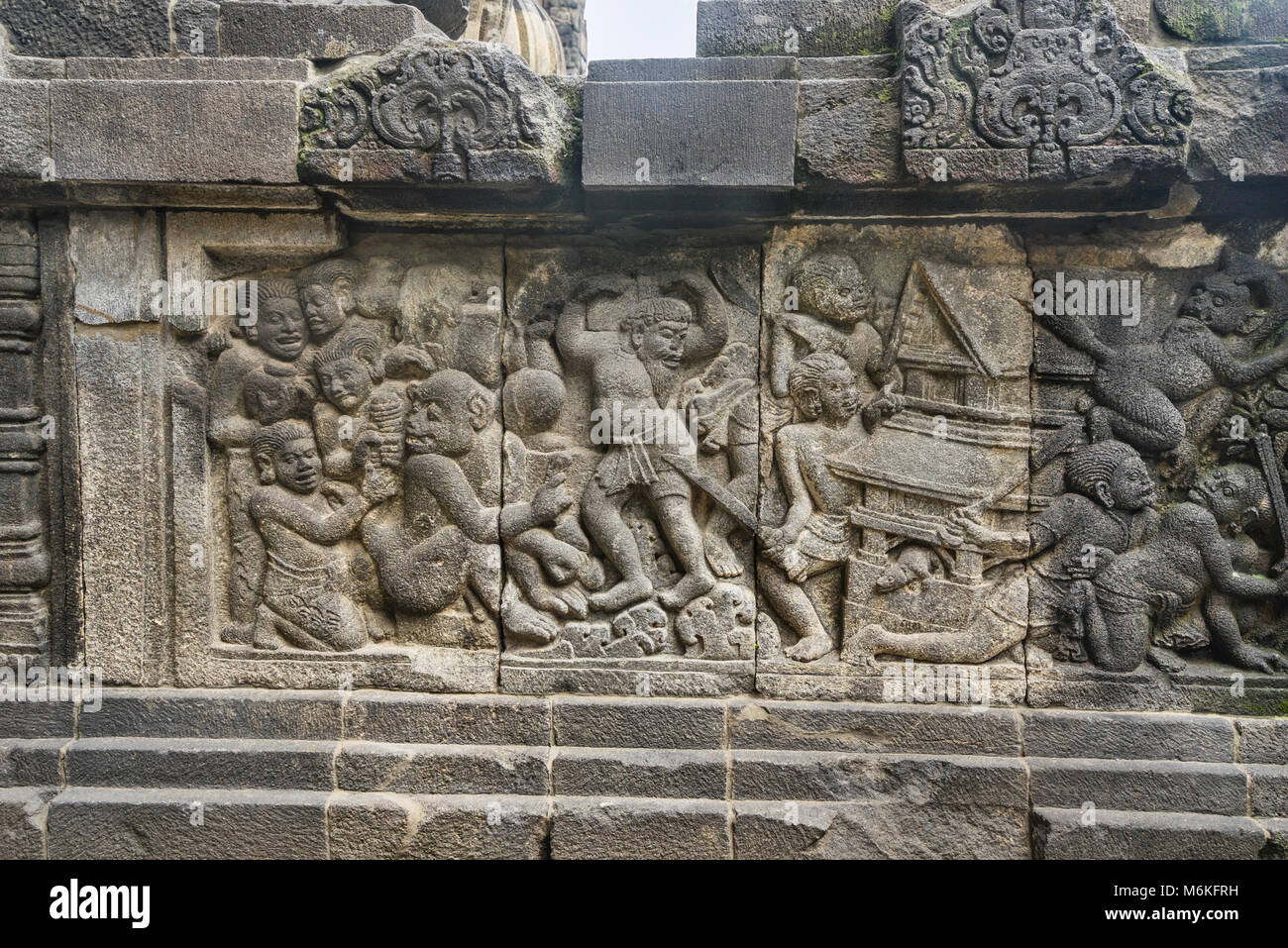 L'Indonésie, Java central, bas-relief galeries le long des balustrades du temple de Shiva à mi-9e siècle hindou de Prambanan Temple complexe Banque D'Images