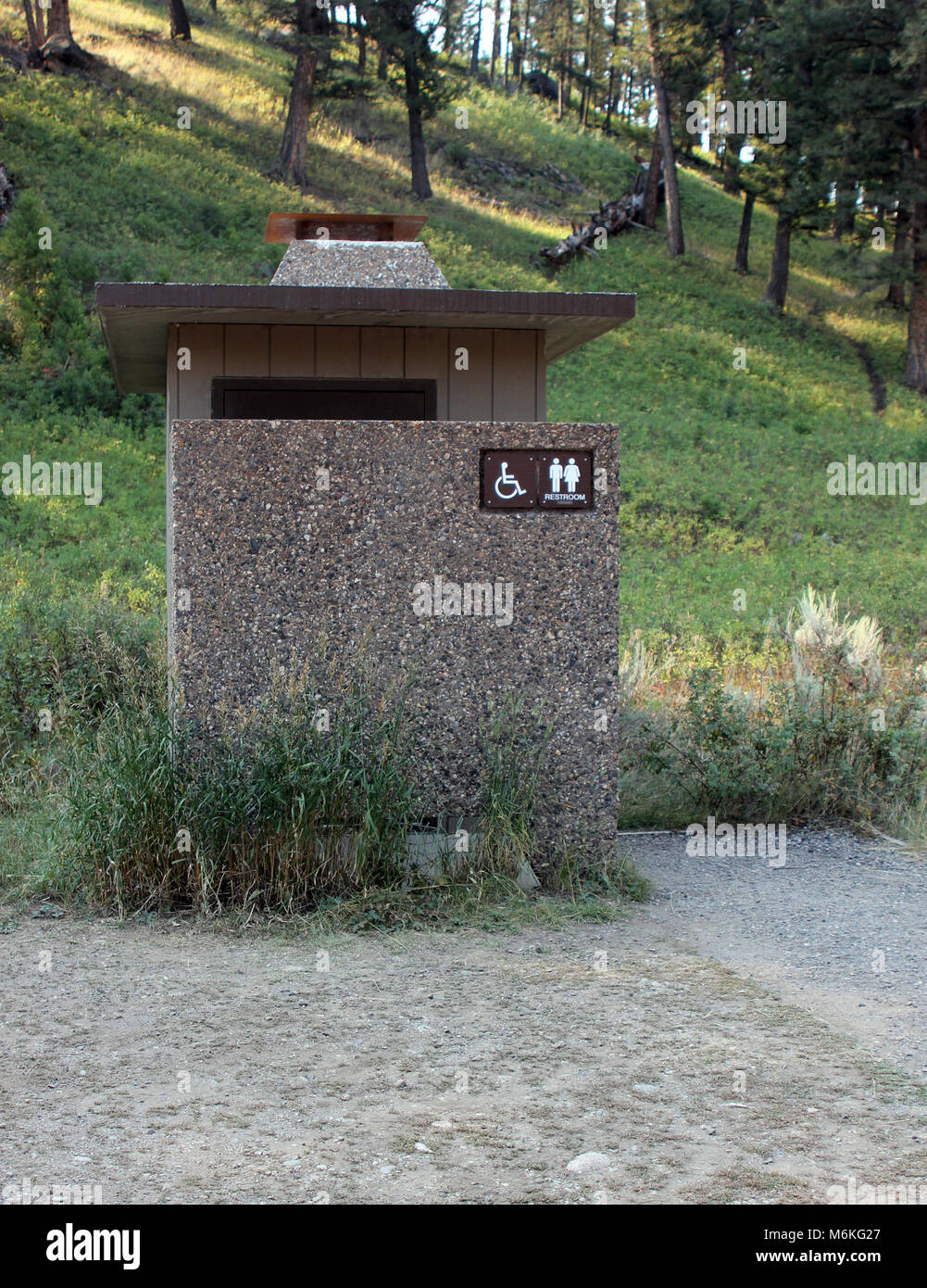 Slough Creek Campground vault de toilettes. Banque D'Images