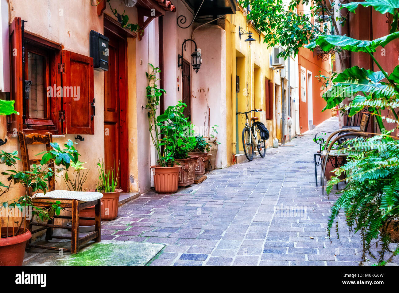 Vieilles rues de la ville de Rethymno, Grèce,voir refuser et vélo dcoration florale,la ville de Réthymnon. Banque D'Images