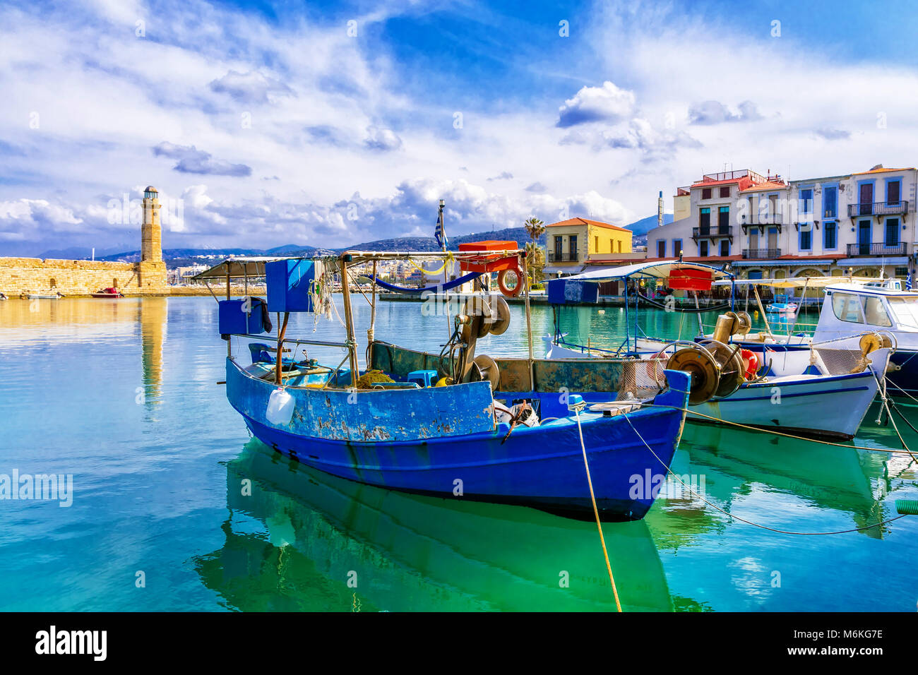 Bateau traditionnel et maisons colorées à Rethymno, Crète, Grèce. Banque D'Images