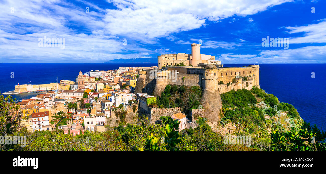 Gaeta impressionnant,ville avec vue sur le château Aragonais,Lazio,Italie. Banque D'Images