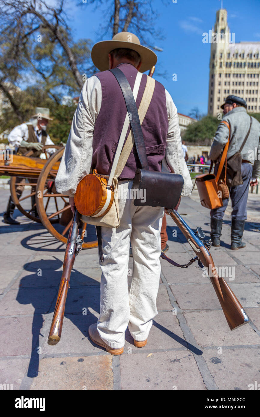 Les hommes habillés en soldats pour l'anniversaire de la bataille de l'Alamo Banque D'Images