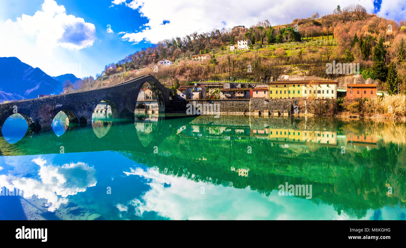 Borgo a Mozzano impressionnant,avec vue sur le vieux pont, près de Lucca, Toscane, Italie. Banque D'Images