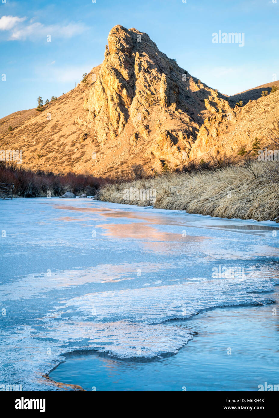 Eagle Rock nid et partiellement congelée embranchement nord de la rivière cache la poudre dans le nord du Colorado à Livermore, près de Fort Collins, paysage d'hiver Banque D'Images