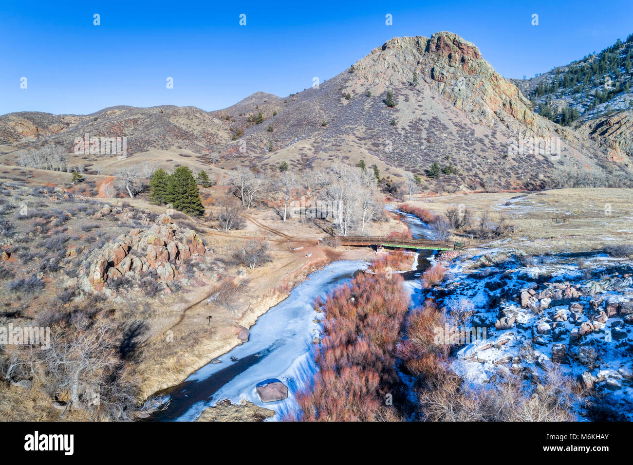 Eagle Rock nid et partiellement congelée embranchement nord de la rivière cache la poudre dans le nord du Colorado à Livermore, près de Fort Collins, l'hiver Banque D'Images