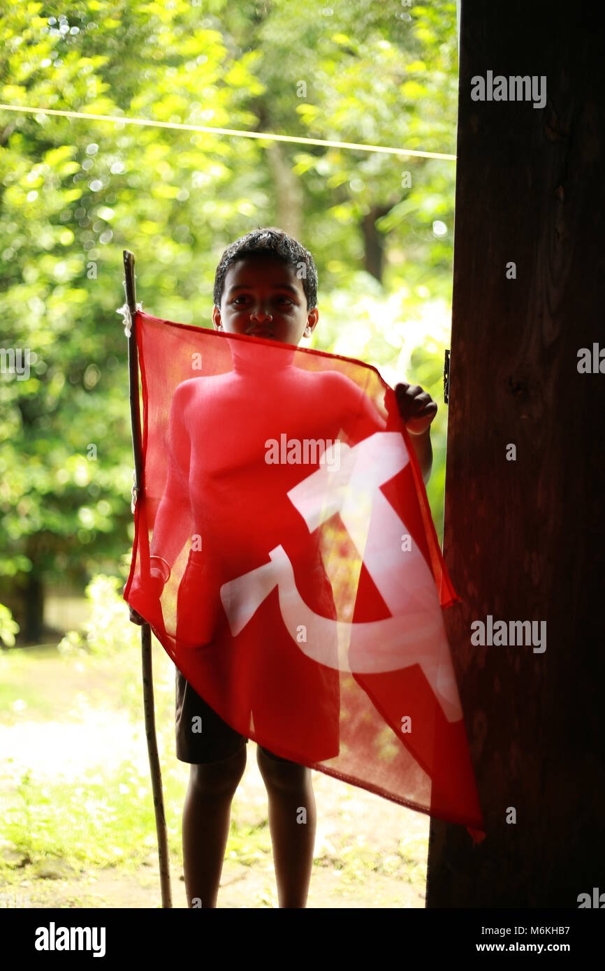 Drapeau communiste avec garçon et fille,.. Banque D'Images