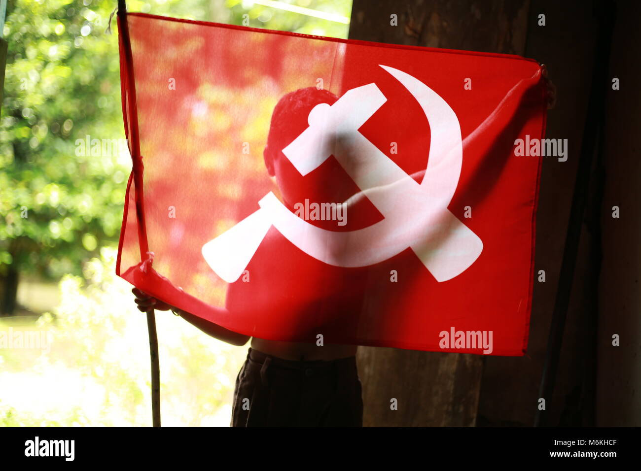 Drapeau communiste avec garçon et fille,.. Banque D'Images