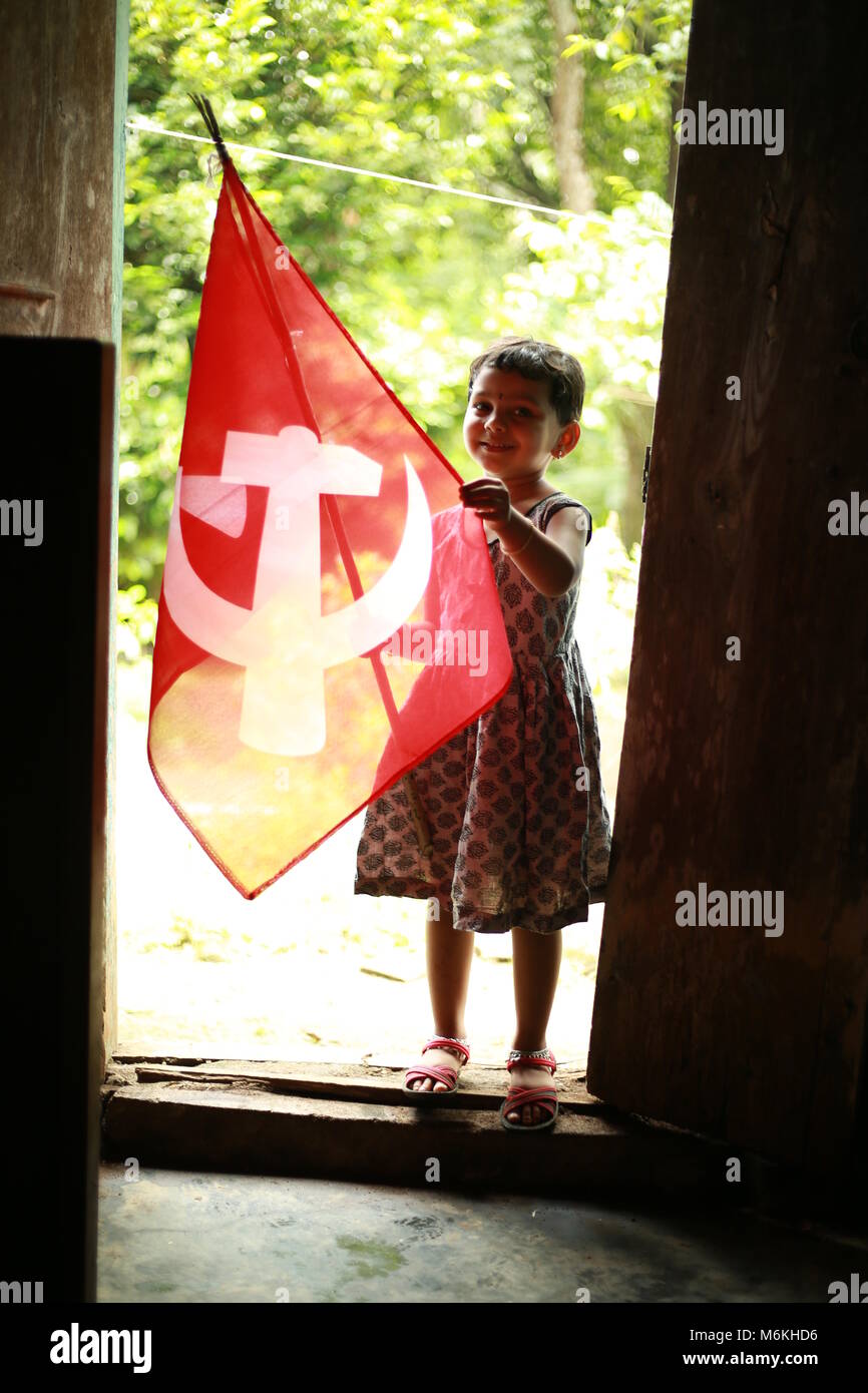 Drapeau communiste avec garçon et fille,.. Banque D'Images