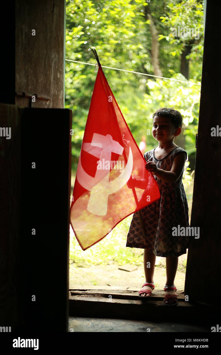 Drapeau communiste avec garçon et fille,.. Banque D'Images