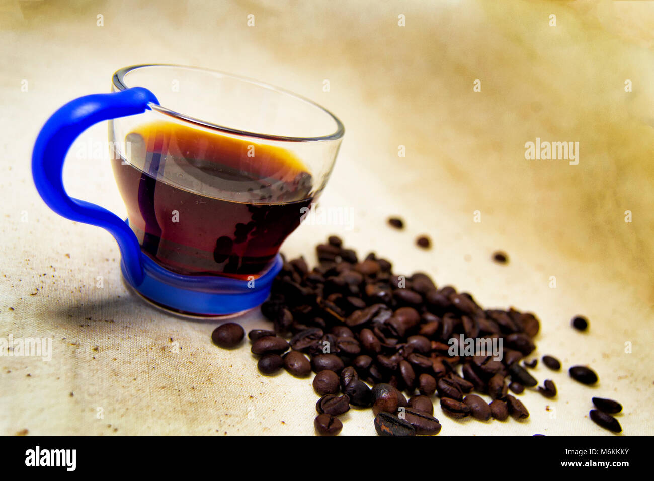 Soft focus d'une tasse de boisson énergétique et d'infusion café en grains avec un fond brut. pour detox et concept sain Banque D'Images