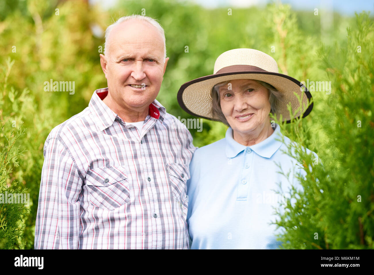 Senior Couple posing in Garden Ensemble Banque D'Images