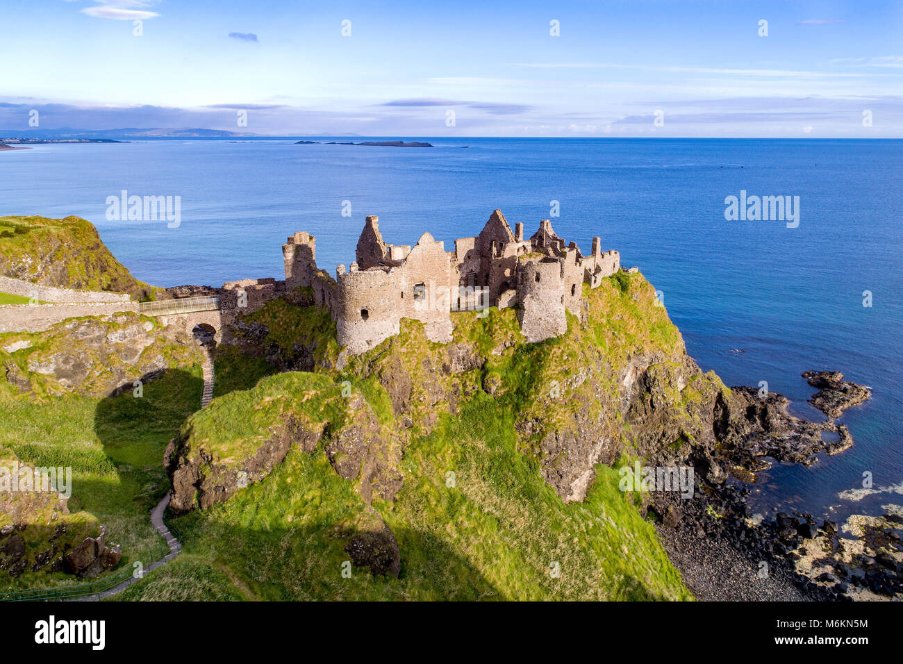 Ruines du château de Dunluce médiévale sur une falaise abrupte. Côte nord du comté d'Antrim, Irlande du Nord, Royaume-Uni. Vue aérienne. Banque D'Images