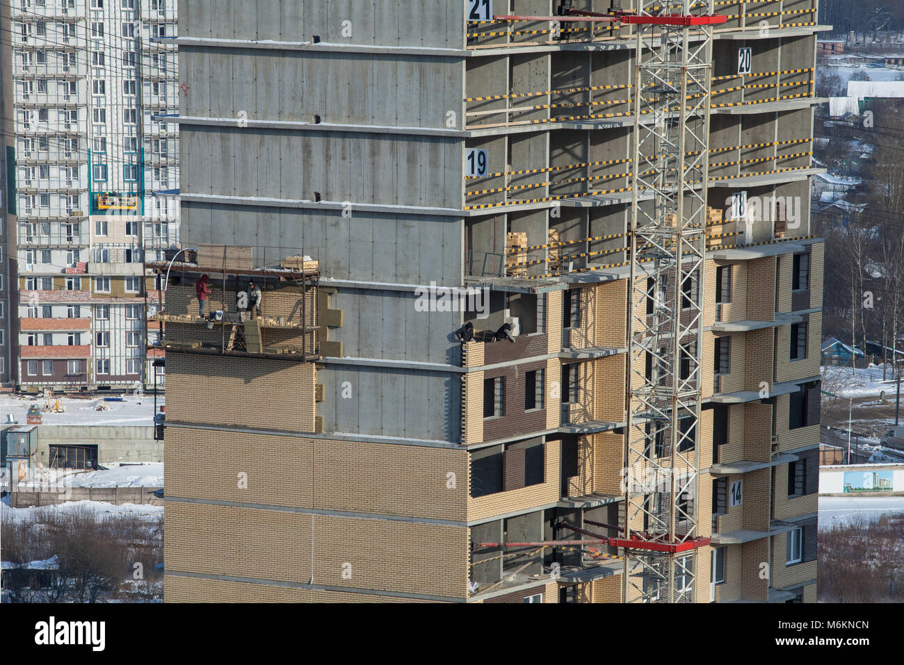 Maçons à l'oeuvre sur un chantier de construction Banque D'Images