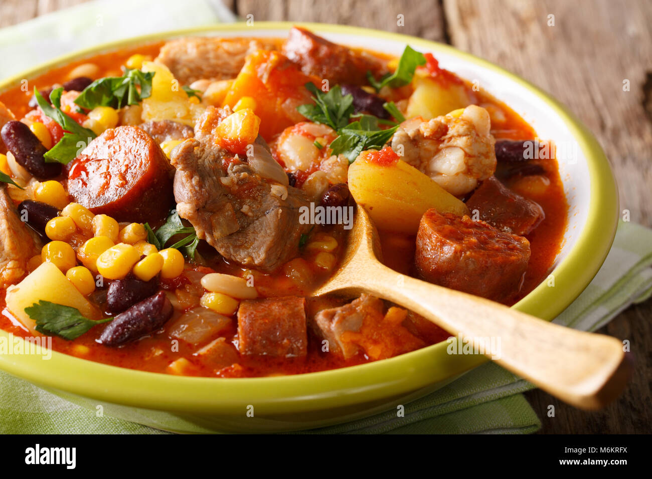 Plat National Cap Vert - Cachupa ragoût avec viande et légumes close-up dans une assiette horizontale. Banque D'Images