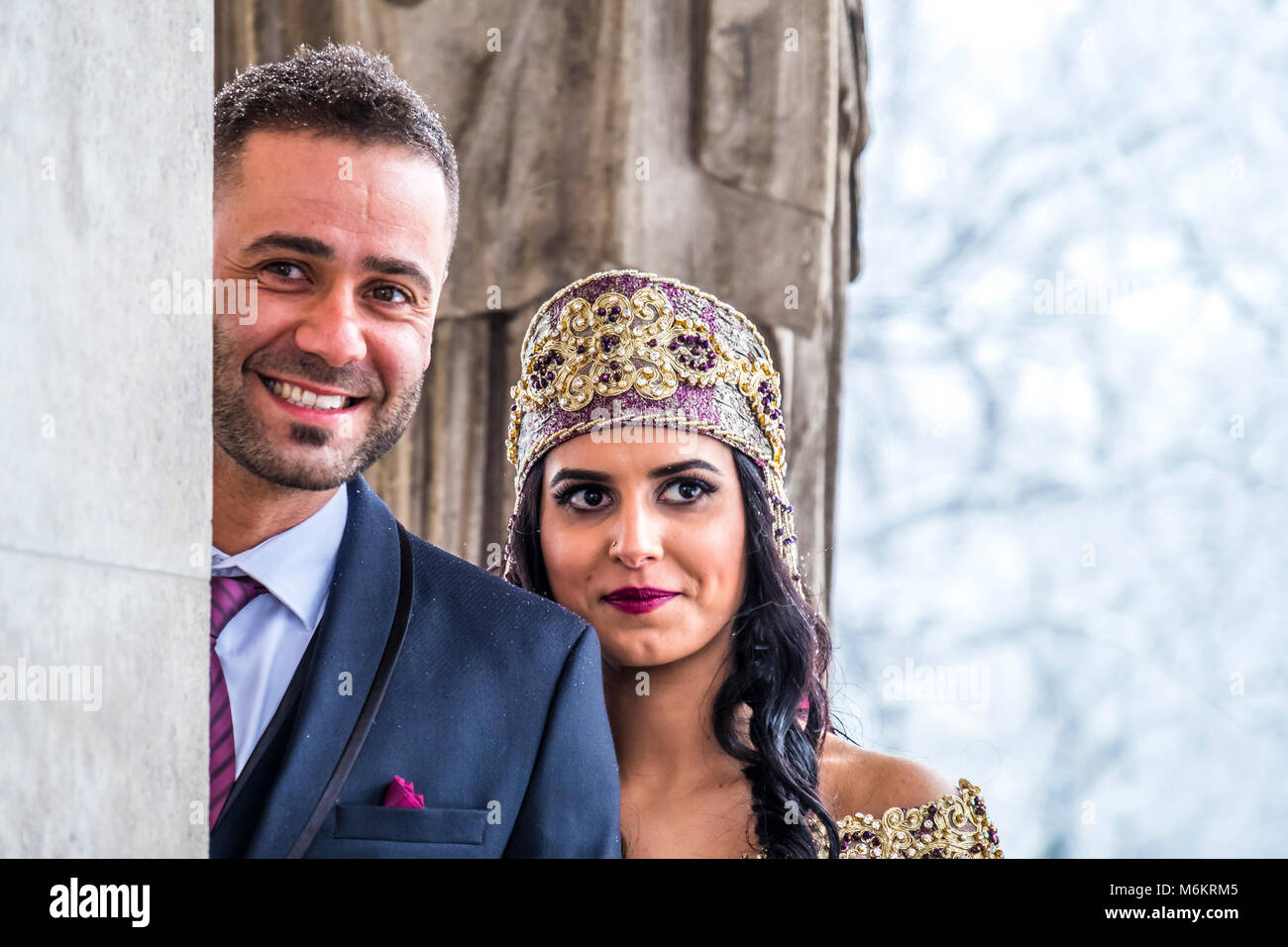 Couple heureux en robe de mariage traditionnelle turque au cours de leur mariage dans une tempête de neige Banque D'Images