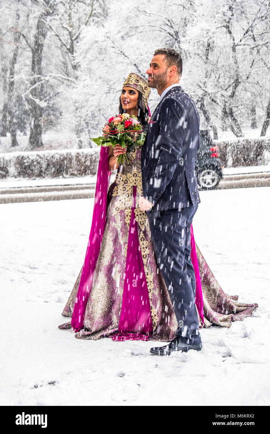 Couple heureux en robe de mariage traditionnelle turque au cours de leur  mariage dans une tempête de neige Photo Stock - Alamy