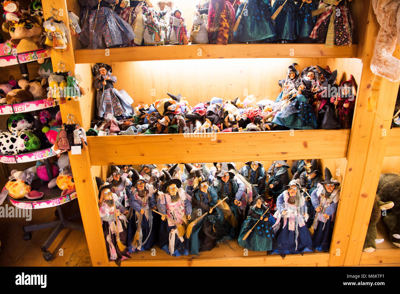 Poupées sorcières pour la vente d'affaires de personnes dans une boutique de cadeaux souvenirs en Forêt Noire ou Schwarzwald à Baden-württemberg le 8 septembre 2017 à Stuttgart, Allemagne Banque D'Images