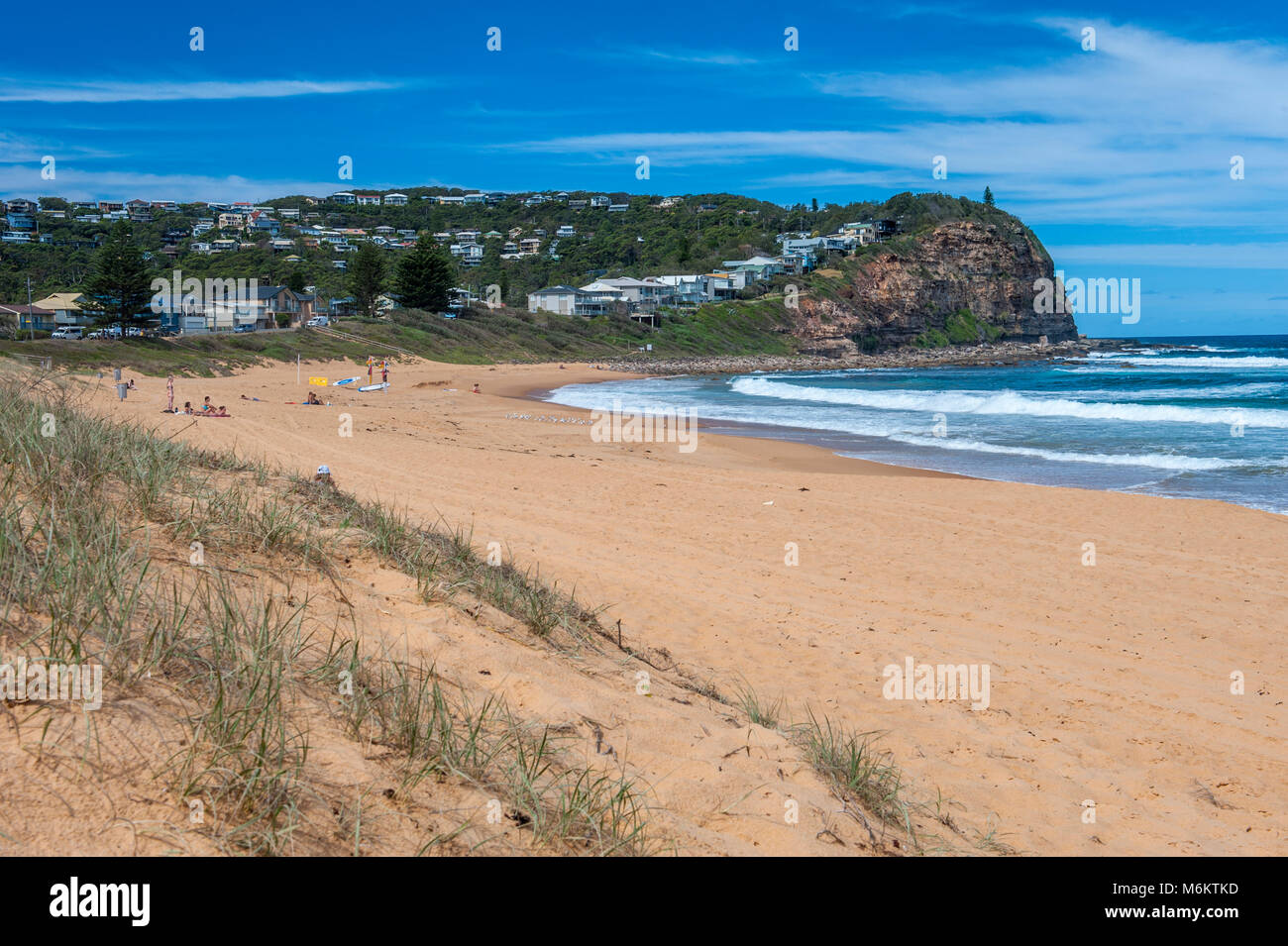 Les personnes fréquentant les plages de surf et de détente des sauveteurs sur la garde à la plage de Copacabana. L'AUSTRALIE Banque D'Images