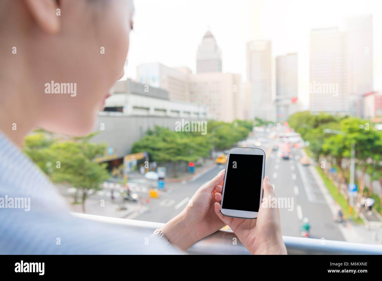 Jolie femme à la Vierge à l'écran du smartphone pour copier l'espace avec le chemin. Banque D'Images