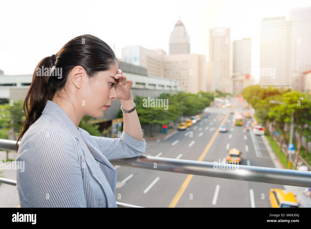 Femme beauté se sent déprimé à l'aise de bad la pollution atmosphérique sur les heures de pointe temps ville. Banque D'Images