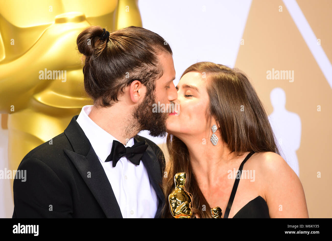 Chris Overton et Rachel Shenton avec leur meilleur court-métrage Oscar pour l'enfant silencieux dans la salle de presse lors de la 90e Academy Awards tenue au Kodak Theater à Hollywood, Los Angeles, USA. Banque D'Images