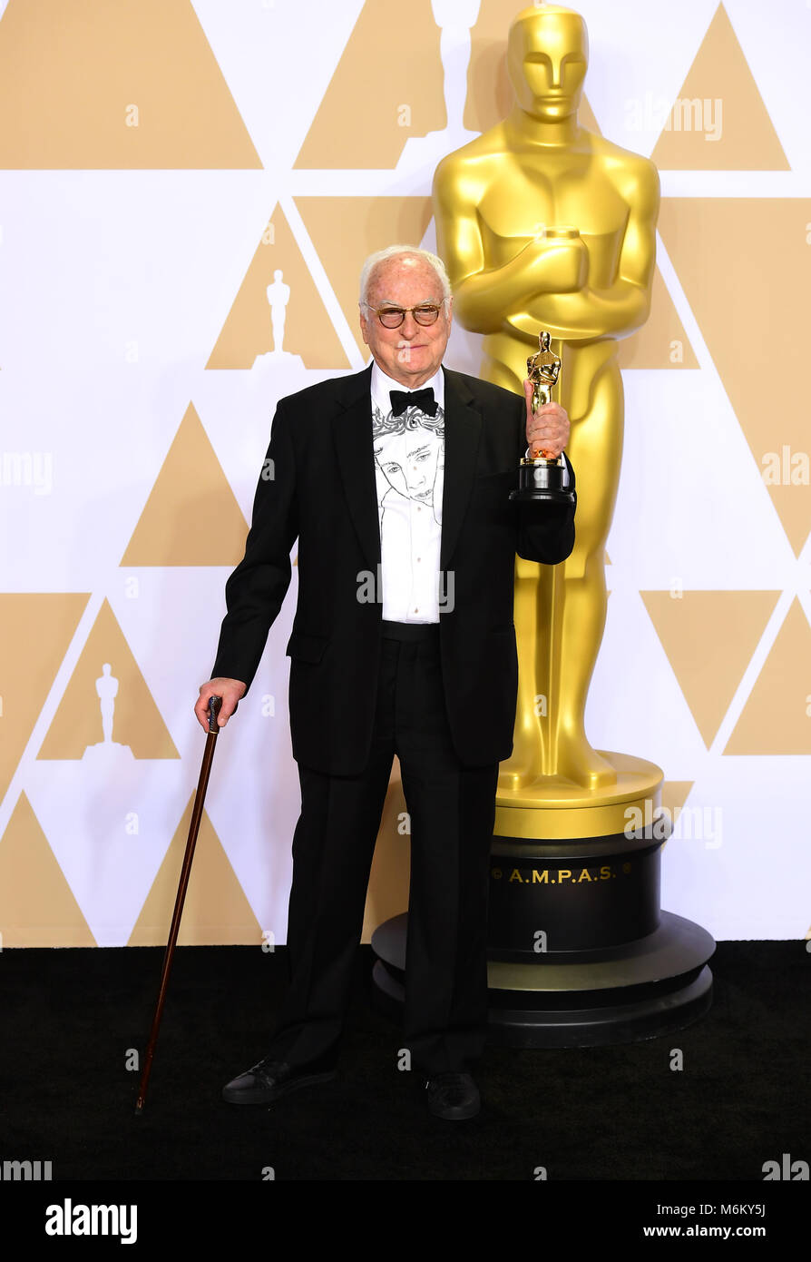 James Ivory avec son scénario adapté Oscar pour m'appeler par votre nom dans la salle de presse lors de la 90e Academy Awards tenue au Kodak Theater à Hollywood, Los Angeles, USA.Â LA PRESSE Photo. Photo date : dimanche 4 mars 2018. Voir PA Story SHOWBIZ Oscars. Crédit photo doit se lire : Ian West/PA Wire Banque D'Images