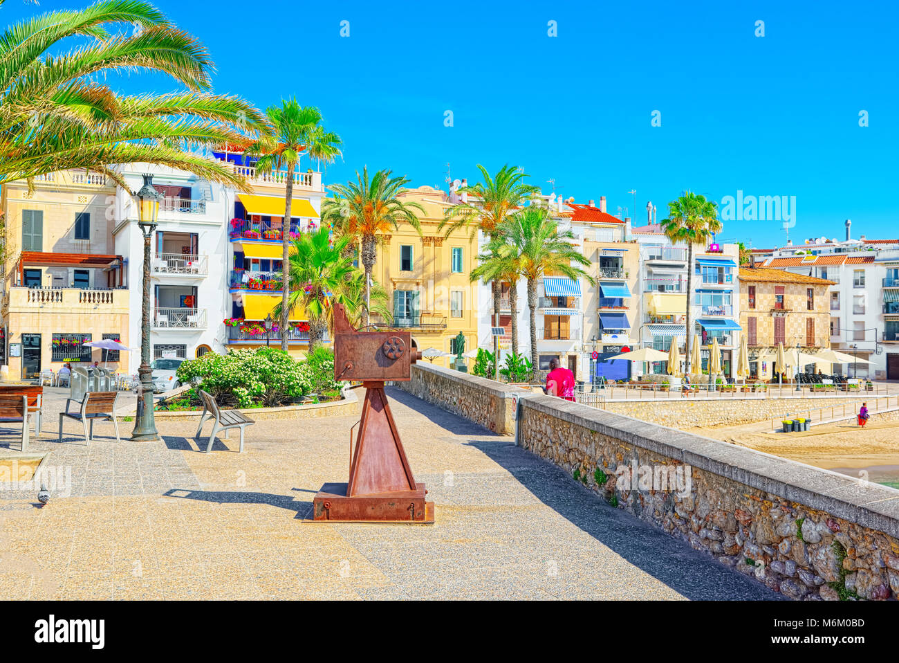Sitges, Espagne - Juin 14, 2017 : vue sur le remblai et la promenade dans la petite station balnéaire de Sitges, en banlieue de Barcelone.L'Espagne. Banque D'Images