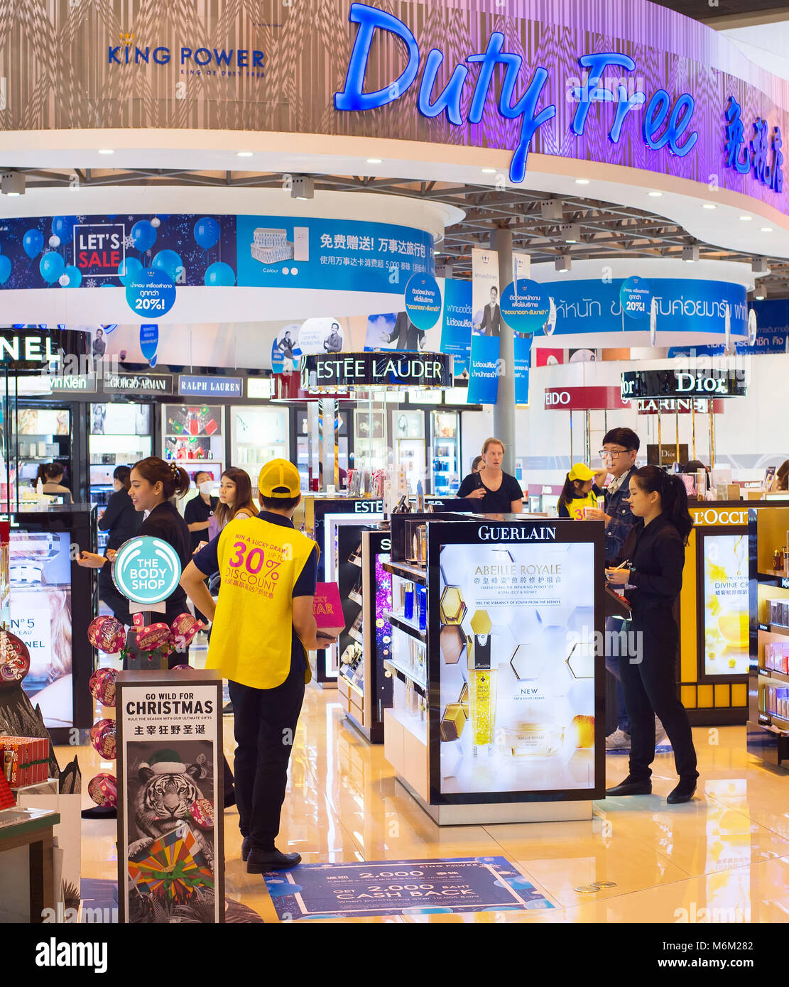 BANGKOK, THAÏLANDE - 13 janvier 2017 : les passagers au duty free shop à l'aéroport de Don Mueang. L'aéroport est considéré comme le plus ancien de l'Asie l'ia d'exploitation Banque D'Images