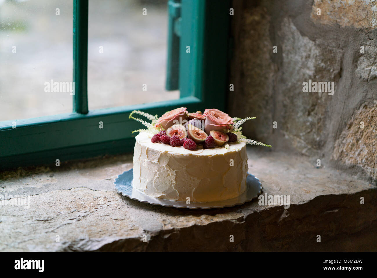 Des gâteau de mariage décoré de fleurs et de fruits Banque D'Images